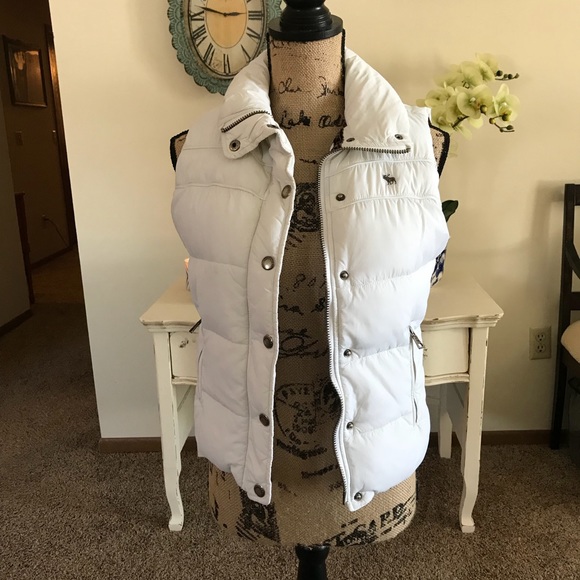 Abercrombie & Fitch Jackets & Blazers - Abercrombie White puffer vest